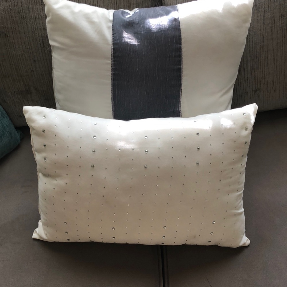 2 pillow set. Can use on bed or sofa or chair.